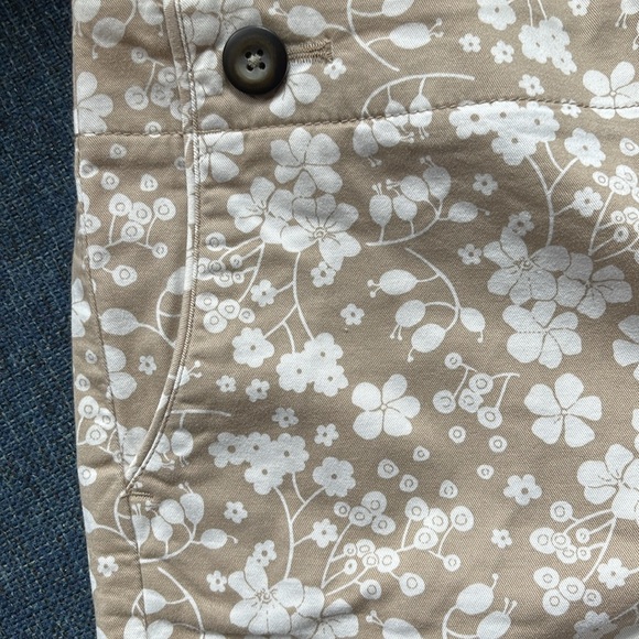 GAP SHORTS SIZE 4 - Picture 3 of 11